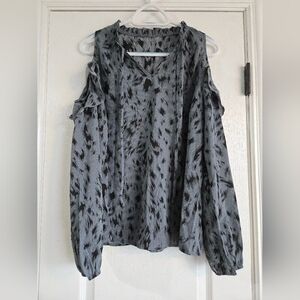 NWT Women's Cold-Shoulder V-Neck Blouse in Gray and Black Brushstroke Print L